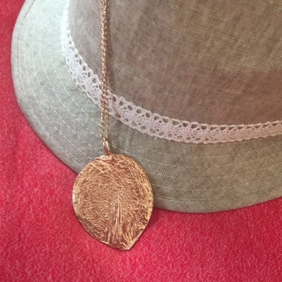 Deep gold leaf necklace - Picture 2 of 2